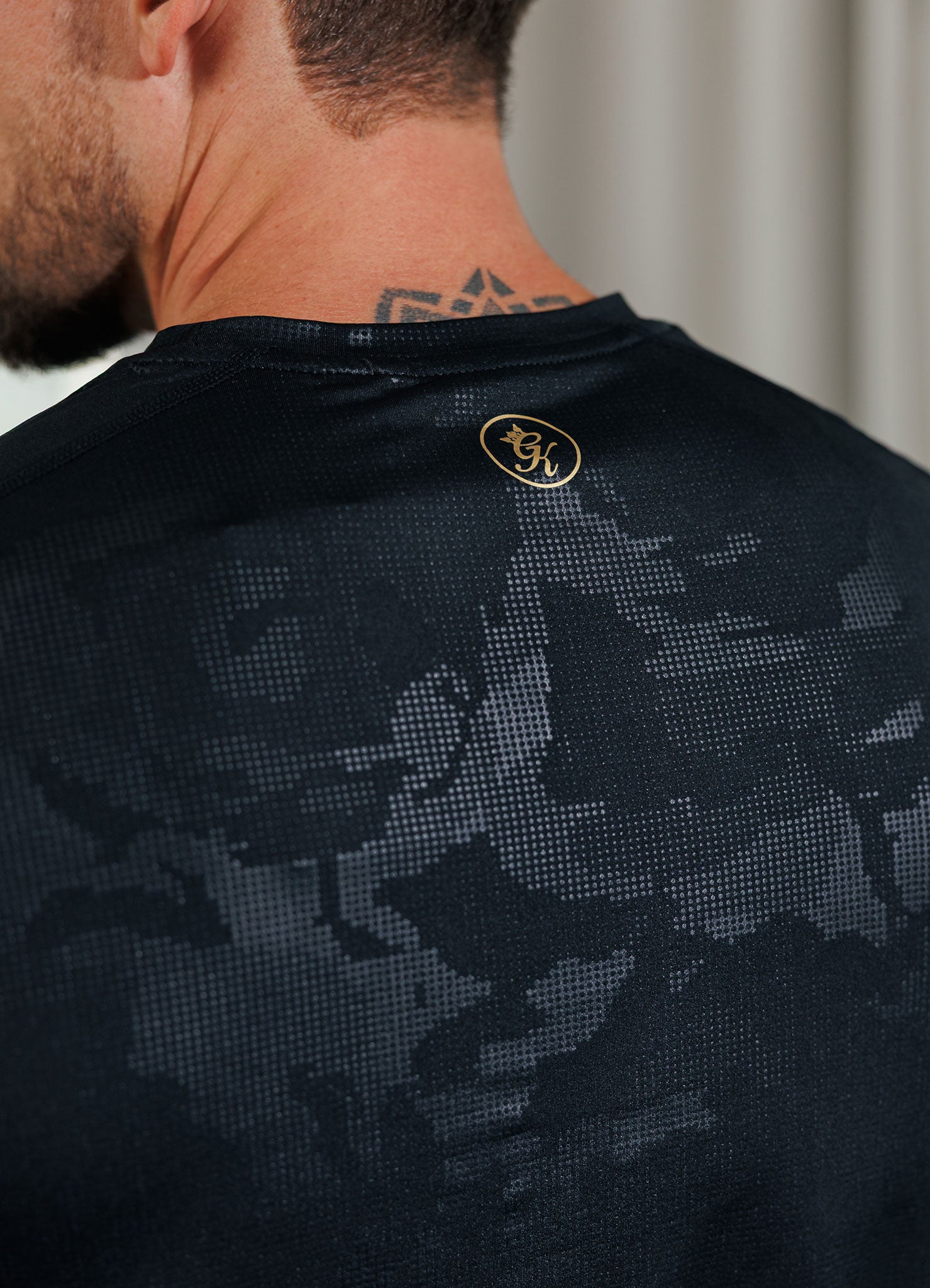 Gym King Debossed Camo Tee - Black/Gold