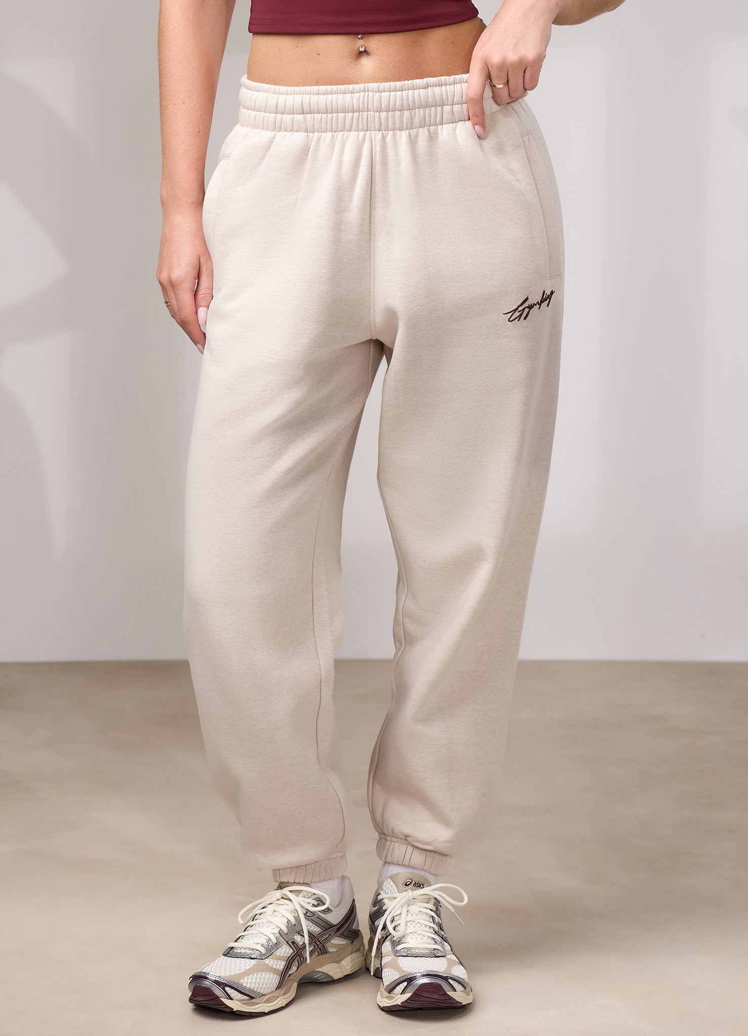 Gym King Script Fleece Jogger - Butterscotch Marl/Deep Cherry