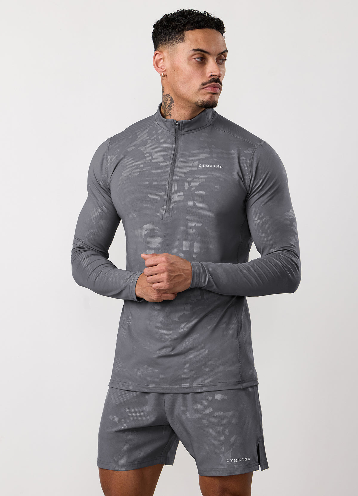 Gym King Funnel-sweater met ingeperst camouflagepatroon en 1/4-ritssluiting - Gunmetal Grey