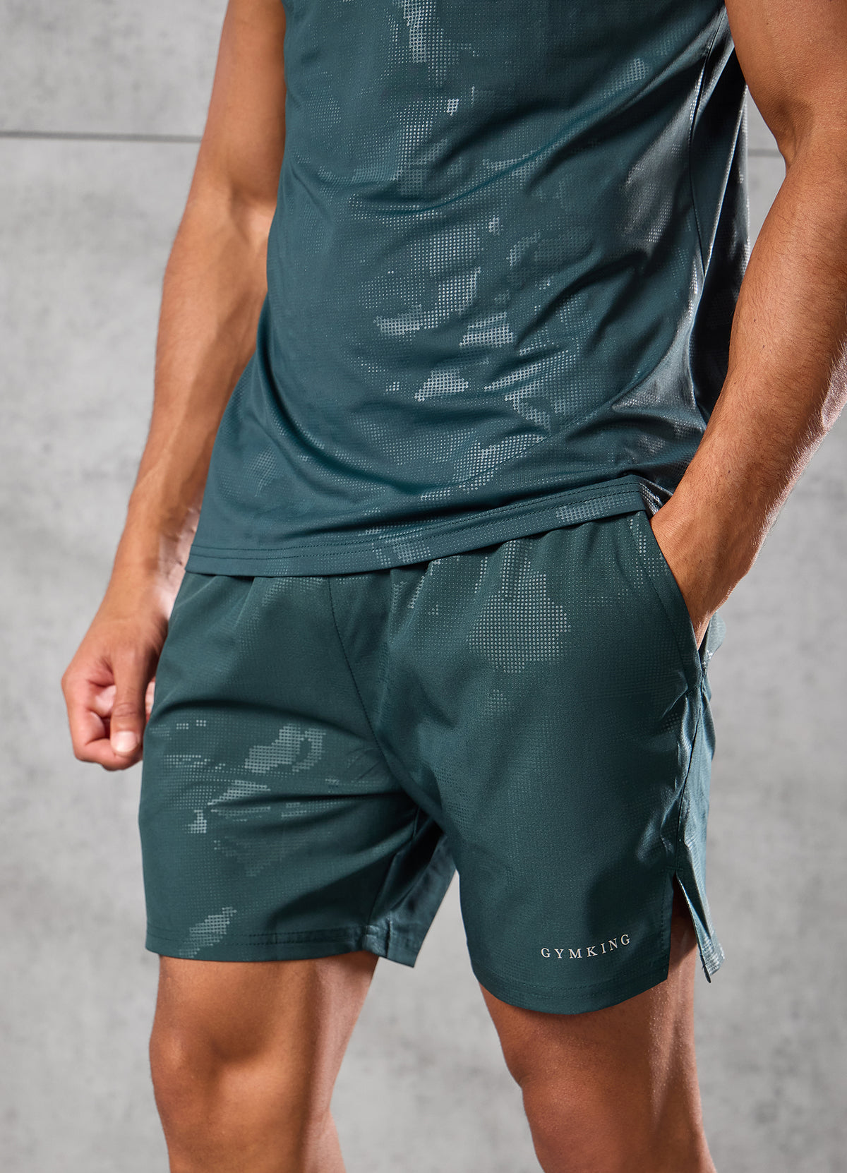 Gym King Korte broek met camo-motief in reliëf, 5" - diep bosgroen