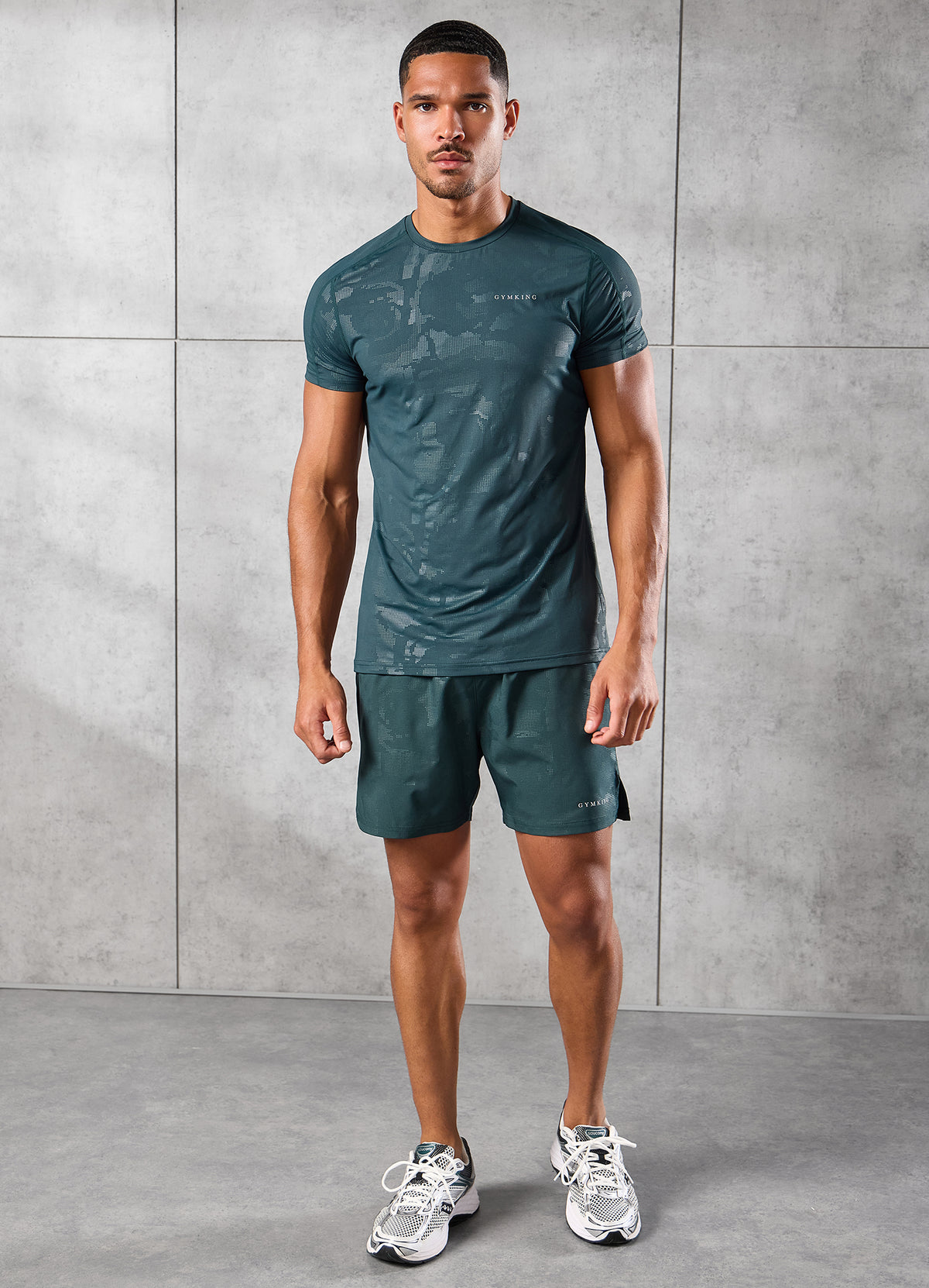 Gym King Korte broek met camo-motief in reliëf, 5" - diep bosgroen