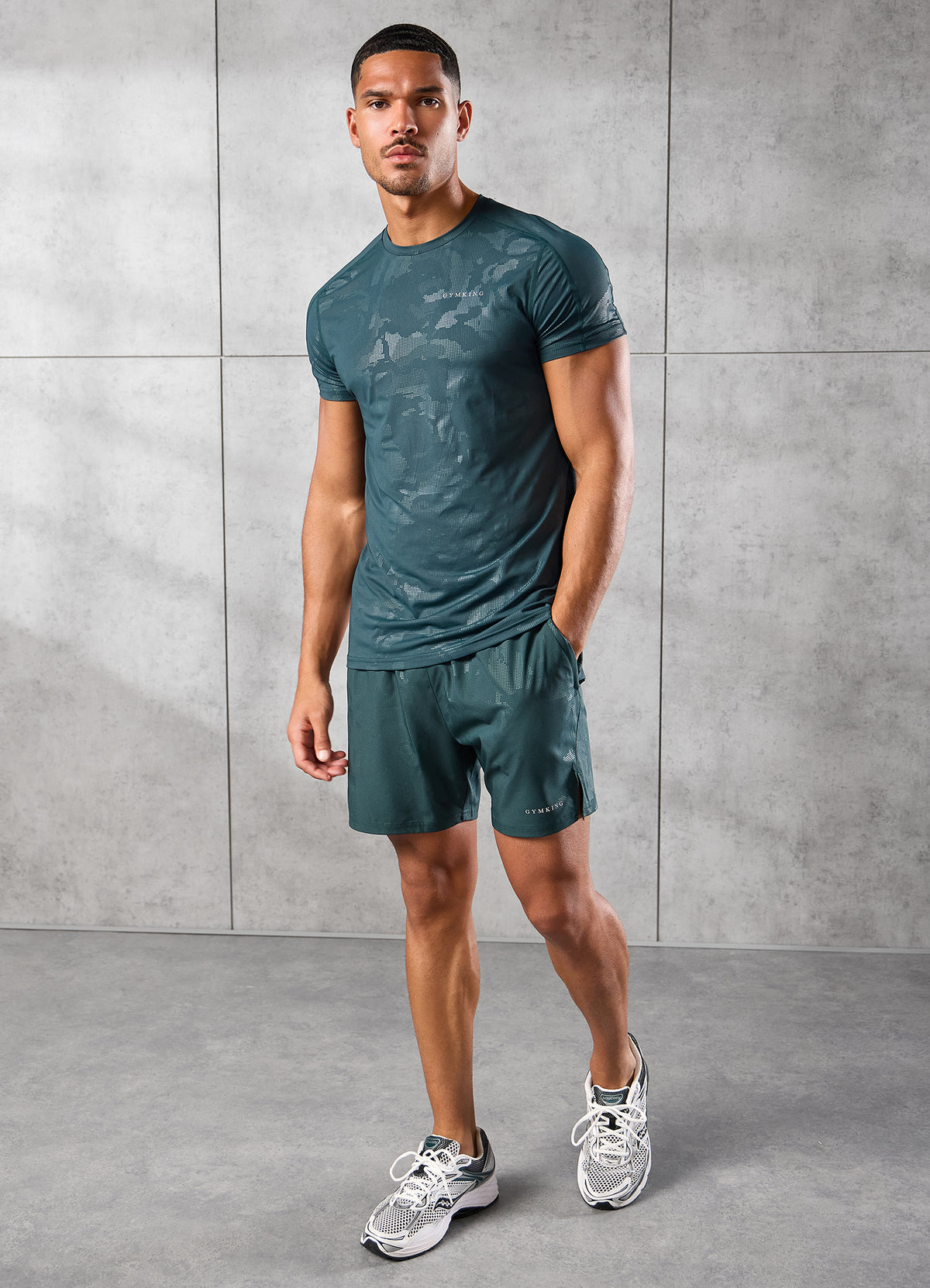 Gym King T-shirt met camo-motief in reliëf - diep bosgroen