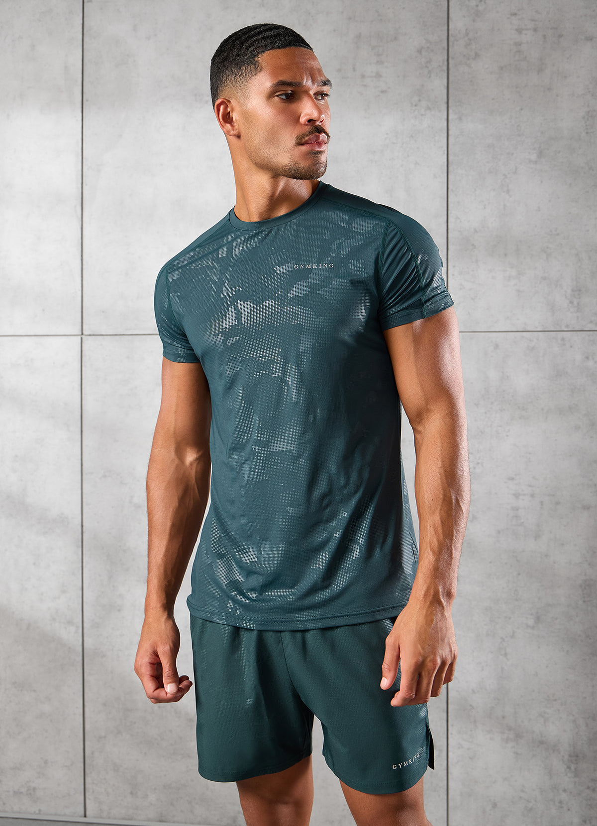 Gym King T-shirt met camo-motief in reliëf - diep bosgroen