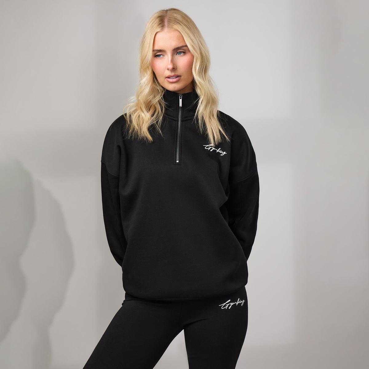 Gym King Script 1/4-ritssluiting fleece met trechterhals - Zwart/Wit